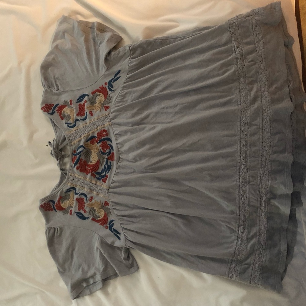 Cute shirt, perfect for springtime! 🌱